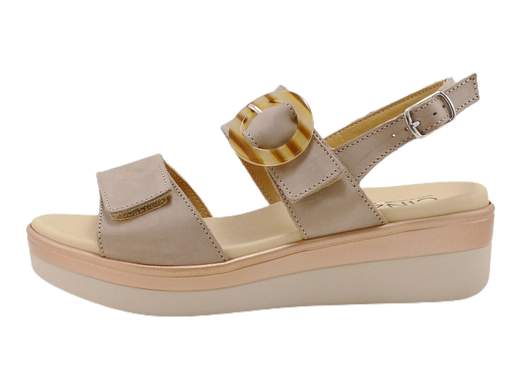 Scopri i Sandali CINZIA Soft IO10691NB 003 in morbida pelle nabuk con fasce regolabili, comodi e versatili, su Laporta Calzature. Acquista ora!<br /><br />I Sandali CINZIA Soft IO10691NB 003, disponibili su Laporta Calzature, sono il perfetto equilibrio tra comfort e stile. <br />Realizzati in morbida pelle nabuk, questi sandali sono dotati di due fasce regolabili a strappo che permettono una calzata comoda e personalizzata per ogni piede. Il fondo zeppa di 4,5 cm è studiato per offrire un supporto confortevole, mentre il sottopiede morbido in pelle garantisce stabilità e comfort per tutto il giorno. <br />Orgogliosamente Made in Italy, questi sandali rappresentano la qualità e l’artigianalità italiane.<br />Rinnova il tuo look estivo con eleganza e comodità, acquista ora su Laporta Calzature!