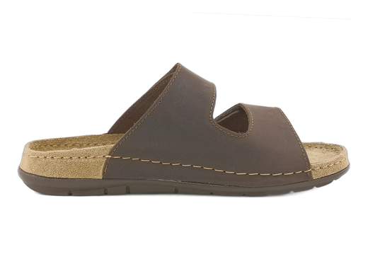 Ciabatte uomo Grunland in pelle con doppio strappo e sottopiede RE-SOFT. Comodità top per l’estate!<br /><br />Le Grunland CI 2629 59SIRU sono quelle ciabatte che, una volta provate, non le togli più neanche per andare a dormire (ok, quasi).<br /><br />Due fasce in pelle regolabili a strappo ti danno libertà totale di calzata: larghe, strette, e via. Dentro, tutto è foderato in pelle, per un tocco extra di qualità.<br /><br />Il segreto del comfort? Il sottopiede RE-SOFT in pelle scamosciata: imbottito, accogliente e praticamente una spa per i tuoi piedi. E con la suola in poliuretano leggera e flessibile, ogni passo è un piacere.<br /><br />Ideali per l’estate, per il tempo libero o anche per “sbragare” con stile. Must-have vero, parola di piede soddisfatto.