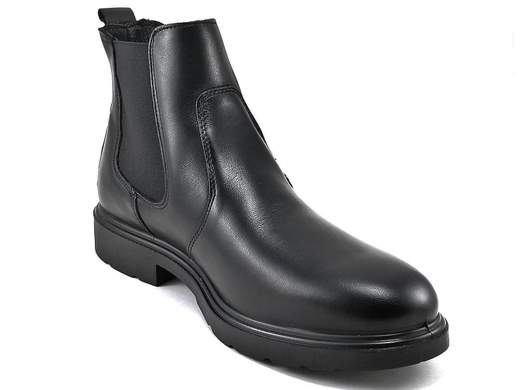 Stivaletto Chelsea uomo in pelle nera elegante e confortevole, con elastici laterali e suola in gomma. Ideale per ufficio e cerimonia.<br /><br />Questo stivaletto Chelsea da uomo in pelle nera rappresenta la sintesi perfetta tra eleganza classica e comfort moderno. La tomaia è realizzata in pelle liscia di alta qualità, con i tradizionali elastici laterali alla caviglia che facilitano la calzata e valorizzano la linea pulita del modello.<br /><br />La fodera interna combina pelle nel gambale e tessuto tecnico traspirante nella pianta, studiato per favorire la dispersione del calore e mantenere il piede asciutto anche dopo molte ore di utilizzo. La soletta estraibile, imbottita e traspirante assicura una sensazione di morbidezza continua e un appoggio confortevole.<br /><br />Nonostante l’estetica formale, la calzata risulta sorprendentemente comoda, rendendo questo Chelsea adatto sia a un utilizzo quotidiano sia alle occasioni più eleganti. La suola in gomma con tacco da 3 cm garantisce stabilità e sicurezza, offrendo un ottimo compromesso tra raffinatezza e praticità nelle stagioni fredde e piovose.<br /><br />Uno stivaletto elegante e versatile, perfetto per cerimonie, ufficio e contesti professionali dove lo stile classico è un requisito essenziale, senza rinunciare al comfort. Qualità e cura artigianale Made in Italy.
