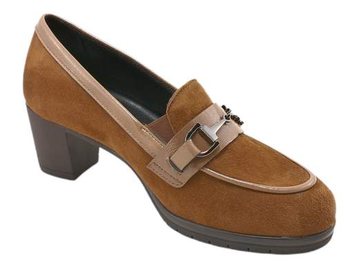 Scopri i Mocassini Donna Susimoda 84130/81 in camoscio con riporti in vernice, accessorio metal e tacco a blocco. Acquista ora su Laporta Calzature!<br /><br />I Mocassini Donna Susimoda 84130/81, disponibili su Laporta Calzature, uniscono eleganza e comfort in un design versatile e chic. <br />Realizzati in raffinato camoscio con dettagli in vernice e impreziositi da un grazioso accessorio metallico, questi mocassini aggiungono un tocco di stile in più ai tuoi outfit. <br />La fodera in tessuto morbido e il sottopiede imbottito in pelle offrono il massimo comfort, mentre la suola in gomma antiscivolo e il tacco a blocco di 5,5 cm ti permettono di affrontare ogni passo con sicurezza. <br />Perfetti per passare senza sforzo da una giornata in ufficio a un look raffinato per la sera. <br />Non aspettare: dona eleganza ai tuoi piedi e acquista ora su Laporta Calzature!