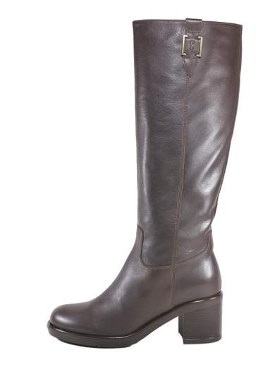 Stivali NeroGiardini testa di moro in pelle con tacco comodo 5,5 cm e zip interna. Eleganti, caldi e raffinati per inverno e sera. Made in Italy.<br /><br />Questi stivali NeroGiardini in pelle color testa di moro hanno proprio quel fascino elegante che non stanca mai. La pelle è morbidissima, rifinita con un accessorio metallico in tinta sul gambale che aggiunge carattere senza perdere raffinatezza.<br /><br />All’interno trovi solo materiali di qualità: fodera interamente in pelle e sottopiede imbottito in pelle, per una sensazione di comfort costante durante tutta la giornata. Il tacco a blocco largo da 5,5 cm è stabile, pratico e perfetto anche quando cammini più del previsto. La suola in gomma robusta li rende ideali per l’inverno, anche con pioggia e freddo.<br /><br />La zip laterale interna, che arriva fino a metà gambale, permette una calzata facilitata pur mantenendo l’effetto elegante dello stivale a tubo. Il risultato? Uno stivale grintoso ma raffinato, che scalda le gambe e valorizza ogni outfit.<br /><br />Perfetti dall’ufficio alle uscite serali, quando vuoi sentirti elegante, comoda e pronta ad affrontare qualsiasi giornata con stile. Ovviamente Made in Italy.<br /><br />Se cerchi uno stivale elegante ma pratico, che non ti faccia mai rinunciare al comfort, questo è quello giusto per te.