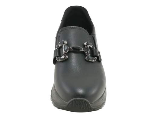 Mocassini Enval Soft in pelle nappa nera con platform e accessorio in pietre: comfort ed eleganza Made in Italy per ogni occasione.<br /><br />Comfort ed eleganza si incontrano nei mocassini platform Enval Soft 8779111 Esther. Realizzati in morbida pelle nappa color nero, catturano lo sguardo con l’elegante accessorio in pietre tono su tono, perfetto per aggiungere un tocco di classe anche ai look più semplici.<br /><br />Il sottopiede in pelle imbottito con memory foam regala una sensazione di benessere che dura tutto il giorno, mentre la zeppa platform di 4 cm in poliuretano leggero e antiscivolo assicura stabilità e leggerezza ad ogni passo.<br /><br />Ideali per chi ama uno stile pratico ma curato, questi mocassini Made in Italy sono la scelta giusta per affrontare la giornata con fascino e comodità.<br /><br />Cammina con stile e leggerezza: provali subito e non vorrai più toglierli!