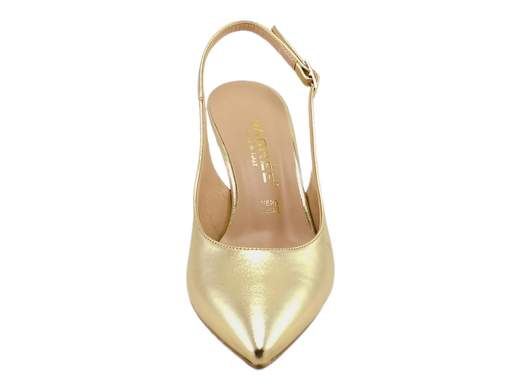 Décolleté slingback Nacrée in platino laminato con tacco spillo 7,5 cm e punta affusolata. Sottopiede imbottito e calzata leggera per il massimo comfort in cerimonia.