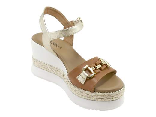 Sandali con zeppa NeroGiardini, bicolore in pelle, accessorio glam e comfort stellare. Eleganza artigianale Made in Italy.<br /><br />Cerchi dei sandali con zeppa alti che siano comodi, stilosi e pronti a seguirti ovunque (anche in quella riunione che non finisce mai)? I *NeroGiardini E513552D* ti aspettano a piè fermo.<br /><br />La tomaia bicolore in pelle, raffinata e grintosa, è impreziosita da un accessorio metallico chic sulla fascia, mentre il cinturino alla caviglia regolabile con fibbia assicura una calzata precisa, tipo abbraccio (ma fashion).<br /><br />Il sottopiede in pelle super imbottito è pensato per chi ama i tacchi ma non i dolori, e la zeppa di 8 cm in gomma con inserto in rafia e mini borchie aggiunge quel tocco di stile che grida "estate italiana" da ogni angolazione.<br /><br />Perfetti come sandali estivi da donna eleganti, ma anche ideali per look casual chic, questi gioielli artigianali *Made in Italy* sono la combo perfetta tra comfort, design e personalità. Chi ha detto che la comodità non può brillare?