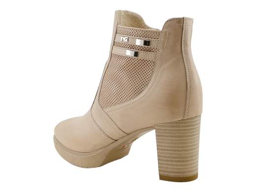Tronchetto donna NeroGiardini in pelle champagne con tacco largo e plateau, inserto traforato laterale e design Made in Italy per comfort quotidiano.