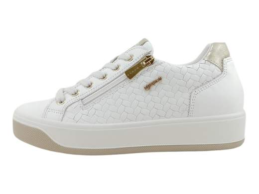 Sneakers donna IGI&CO Ava 7656500 in pelle con motivo intreccio, zip laterale e fondo platform 3,5 cm. Comfort e stile Made in Italy su Laporta Calzature! <br /><br />Cerchi sneakers comode, versatili e con un tocco di classe? <br />Le IGI&CO Ava 7656500 sono la scelta perfetta! <br />Realizzate in morbida pelle con un raffinato motivo intreccio, offrono un mix di eleganza e praticità. <br />La doppia chiusura con lacci e zip laterale ti permette di infilarle al volo, mentre il plantare imbottito estraibile è perfetto anche per chi usa un plantare personalizzato. <br />Il fondo platform da 3,5 cm assicura leggerezza e ammortizzazione per un comfort assoluto. <br />Scoprile ora su Laporta Calzature e cammina con stile!