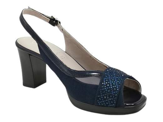 Esplora l'eleganza senza tempo del sandalo da donna slingback Cinzia Soft IAB323849C 002. Realizzato con maestria in camoscio sintetico e vernice, questo sandalo è un'icona di stile e raffinatezza. L'accessorio con strass aggiunge un tocco di brillantezza, mentre il sottopiede imbottito in pelle assicura un comfort eccezionale. Con un comodo tacco di 6,5 cm ed un plateau di 1 cm, questo sandalo è perfetto per chi cerca un equilibrio tra moda classica ed eleganza. Realizzato in Italia, rappresenta la migliore qualità artigianale.