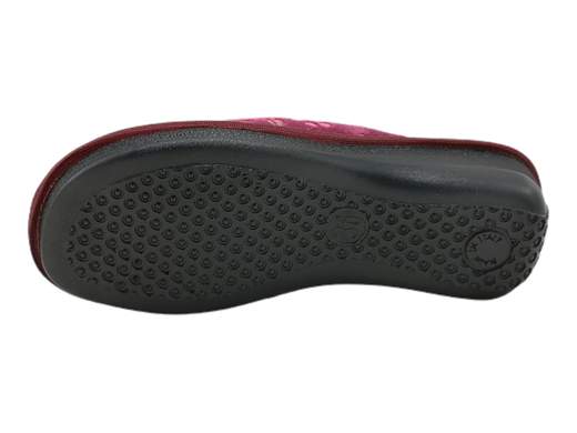 Esplora la pantofola da donna Susimoda 63240/61! Realizzate con amore in Italia, queste pantofole sono la perfetta combinazione di comfort e stile. Con una tomaia in morbido velluto blu e bordeaux con una stampa fantasia vivace, aggiungeranno un tocco di colore e allegria alle tue giornate in casa. Il sottopiede in pelle offre un comfort straordinario, mentre il fondo zeppa di 4 cm extra leggero ti permette di camminare con facilità. Calde, leggere e incredibilmente comode, queste pantofole sono un vero must-have per i momenti di relax. Rilassati con stile e coccola i tuoi piedi con le pantofole Susimoda!