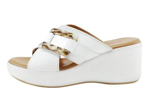 Ciabatte donna CINZIA Soft con zeppa 6,5 cm e plateau 2,5 cm. Fasce incrociate in pelle e comfort imbattibile. Provale ora!<br /><br />Ciabatta zeppa donna CINZIA Soft TS61324 001.<br />Un modello che unisce stile e comodità, perfetto per chi non rinuncia a un tocco grintoso anche nelle giornate più casual.<br /><br />Le fasce incrociate in morbida pelle, impreziosite da un elegante dettaglio maculato, donano carattere e personalità ad ogni outfit. Il sottopiede, generosamente imbottito, assicura un comfort che dura tutto il giorno.<br /><br />Il fondo zeppa in tinta, alto 6,5 cm e bilanciato da un plateau anteriore di 2,5 cm, slancia la figura senza rinunciare alla stabilità e alla praticità.<br /><br />Perfette per il tempo libero, la vacanza o una passeggiata rilassante: queste ciabatte saranno la tua scelta ideale per affrontare ogni occasione con stile e comodità. Non lasciartele sfuggire!