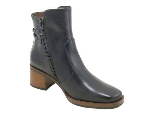 Scopri i Tronchetti Donna NeroGiardini I411303D in pelle con cinturino e accessorio metal, pratici ed eleganti con tacco a blocco da 5 cm. Acquista ora! <br /><br />I Tronchetti Donna NeroGiardini I411303D, disponibili su Laporta Calzature, uniscono praticità e stile con un tocco di eleganza senza tempo. <br />Realizzati interamente in pelle di qualità, presentano un grazioso cinturino alla caviglia impreziosito da un accessorio metallico che dona carattere al design. <br />La zip laterale rende la calzata facile e veloce, perché il tempo è prezioso, ma l'eleganza non va mai sacrificata! <br />Il sottopiede imbottito in pelle assicura comfort, mentre la suola in gomma antiscivolo con tacco a blocco di 5 cm offre stabilità e un pizzico di altezza per affrontare ogni occasione con stile. <br />Dai grinta e raffinatezza al tuo look: acquista ora su Laporta Calzature e cammina con eleganza e sicurezza!