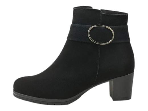 Scopri i Tronchetti Donna Susimoda 84210/81 in camoscio con cinturino e accessorio metal, comodi ed eleganti con tacco a blocco di 5,5 cm. Acquista ora! <br /><br />I Tronchetti Donna Susimoda 84210/81, disponibili su Laporta Calzature, uniscono comfort e stile in un design raffinato e versatile. <br />Realizzati in camoscio invernale di qualità, questi tronchetti sono impreziositi da un elegante cinturino alla caviglia con un grazioso accessorio metal, che aggiunge un tocco di classe. <br />La pratica zip laterale consente una calzata rapida e senza sforzo, ideale per le giornate piene ma sempre all'insegna dell'eleganza. <br />Il sottopiede imbottito in pelle assicura un comfort duraturo, mentre la suola in gomma antiscivolo e il tacco a blocco di 5,5 cm offrono stabilità e un pizzico di altezza. <br />Perfetti per un outfit da ufficio o per una serata spensierata con gli amici. <br />Scegli raffinatezza e praticità: acquista ora su Laporta Calzature e rendi unico ogni passo!