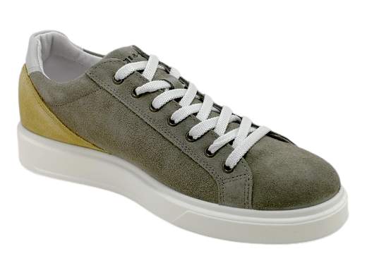Sneakers Uomo IGI&CO 5632333 Sten in pelle scamosciata con chiusura a lacci e zip laterale, sottopiede estraibile e suola leggera. Comfort e stile. Made in Italy.<br /><br />Le Sneakers Uomo IGI&CO 5632333 Sten sono la scelta perfetta per dare un tocco di freschezza ai tuoi outfit estivi. <br />Realizzate in morbida pelle scamosciata con un contrasto di colore accattivante, queste scarpe offrono una fodera in pelle che assicura traspirabilità e comfort. <br />La chiusura con lacci e zip laterale permette di indossarle facilmente senza dover slacciare le stringhe. <br />Il sottopiede imbottito estraibile in pelle garantisce igiene e comodità, mentre la suola platform in gomma leggera assicura stabilità e leggerezza. <br />Non perdere l'opportunità di aggiungere queste sneakers eleganti e pratiche al tuo guardaroba. Made in Italy.