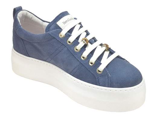 Elegante scarpa sportiva donna NeroGiardini in pelle scamosciata con accessori strass ambrati, suola platform 4 cm e plantare memory foam DryGo per massimo comfort.