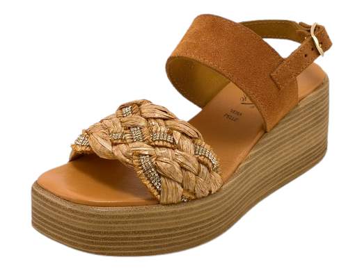 Scopri i Sandali CINZIA Soft CA386652 001 con fasce in camoscio e rafia intrecciata, comodi e stilosi, su Laporta Calzature. Acquista ora!<br /><br />I Sandali CINZIA Soft CA386652 001, disponibili su Laporta Calzature, combinano eleganza e comfort in un design ricercato. <br />La tomaia presenta due fasce, una in morbido camoscio e l'altra in rafia intrecciata del Brasile, che aggiungono un tocco esotico e sofisticato. Il cinturino posteriore con fibbia assicura una calzata stabile e personalizzabile. <br />La zeppa di 6 cm offre altezza e comodità, mentre il sottopiede imbottito in pelle garantisce il massimo comfort e stabilità per un uso prolungato. <br />Questi sandali, orgogliosamente Made in Italy, sono perfetti per aggiungere un tocco di classe a qualsiasi look estivo. <br />Non perdere l'occasione di rendere unico il tuo stile, acquista ora su Laporta Calzature!