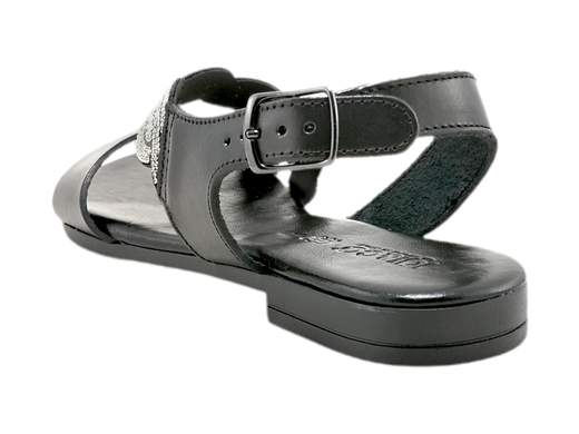 Scopri i Sandali Bassi Donna IGI&CO 5682600 Babila in pelle nera con strass, comodi e stilosi, su Laporta Calzature. Acquista ora!<br /><br />I Sandali Bassi Donna IGI&CO 5682600 Babila, disponibili su Laporta Calzature, offrono un perfetto equilibrio tra stile e comfort. <br />Realizzati in pelle nera con una fascia traversale impreziosita da intrecci di strass, questi sandali aggiungono un tocco di eleganza e originalità al tuo look. <br />Il comodo cinturino con fibbia e inserto elastico non visibile garantisce una calzata sicura, mentre il sottopiede imbottito in memory foam e rivestito in pelle offre un comfort eccezionale per tutto il giorno. <br />Il tacco basso di 1,5 cm e la suola leggera e flessibile rendono questi sandali ideali per un look sofisticato sia in città che in vacanza. <br />Orgogliosamente Made in Italy, rappresentano la qualità e l'artigianalità italiane. <br />Aggiungi un tocco di classe al tuo stile, acquista ora su Laporta Calzature!