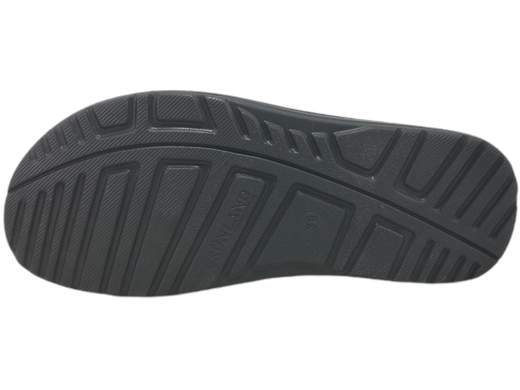 Scopri il comfort e lo stile senza tempo con la ciabatta uomo Grunland CI 2494 80LAPO. Realizzata interamente in pelle nero, questa ciabatta incanta con la sua eleganza minimalista. Le fasce incrociate regolabili a strappo offrono una vestibilità personalizzata e sicura. Il sottopiede imbottito Re-Soft in pelle dona un comfort avvolgente ad ogni passo. La suola in gomma leggera e flessibile garantisce una camminata senza sforzo. Sia che tu stia rilassandoti in casa o che voglia un'opzione casual per l'estate, la ciabatta Grunland CI 2494 80LAPO sarà la tua compagna ideale.