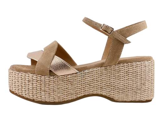 Sandalo elegante da donna in camoscio daino Gianmarco Sorelli con inserto laminato gold rose e zeppa platform in raffia beige alta sei centimetri.