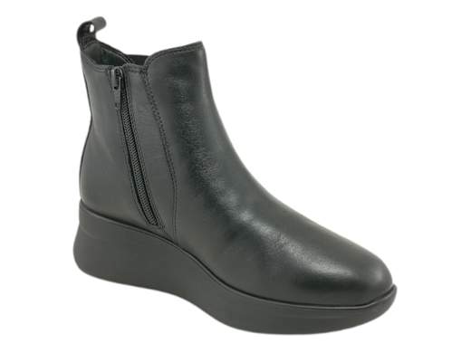 Stivaletti zeppa donna CINZIA Soft in pelle con zip ed elastico laterale. Comodi e versatili con zeppa da 5 cm. Scopri su Laporta Calzature! <br /><br />Gli stivaletti zeppa CINZIA Soft IV8622190 sono la scelta perfetta per chi cerca comfort e stile in un unico accessorio. <br />Realizzati interamente in pelle, presentano un pratico elastico laterale e una zip che rendono la calzata veloce e semplice. <br />Il sottopiede imbottito in pelle, estraibile, garantisce traspirabilità e comodità, mentre la zeppa di 5 cm aggiunge slancio al tuo look senza rinunciare alla stabilità. <br />Perfetti per affrontare il freddo con stile, sono ideali per ogni occasione, dal lavoro alle serate con gli amici. <br />Scoprili su Laporta Calzature e aggiungi un tocco di versatilità al tuo guardaroba!