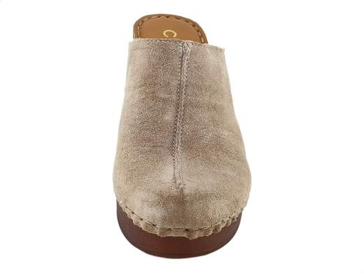 Sabot da donna stile olandese in pelle scamosciata tortora con tacco comodo, plateau leggerissimo e sottopiede imbottito per un comfort quotidiano.