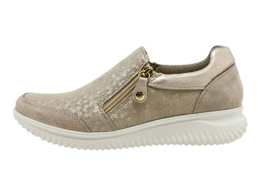 Esplora la perfetta fusione di stile e comfort con la sneaker da donna Enval Soft Kayla 3759033. Realizzata in pelle scamosciata semi lucida, questa sneaker offre una fodera in tessuto traspirante, una comoda apertura lampo laterale, plantare auto modellante memory foam e fondo ginnico da 3,5 cm. Raffinata e confortevole in ogni occasione, con il tocco distintivo della qualità Made in Italy.