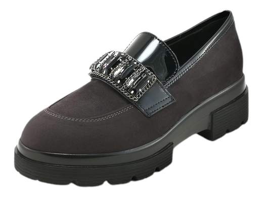 Esplora l'eleganza senza tempo con il mocassino da donna Cinzia Soft MM4836. Questo mocassino, confezionato con cura utilizzando camoscio e vernice, si distingue per il suo design accattivante arricchito da un raffinato accessorio di pietre in tinta. Grazie al sottopiede imbottito in pelle, garantisce comfort prolungato e una sensazione di lusso ad ogni passo. Con un fondo carrarmato alto 5 cm, unisce stile e praticità, offrendo un tocco di altezza senza compromettere il comfort. Scegli il Cinzia Soft MM4836 per un look sofisticato e un comfort duraturo.