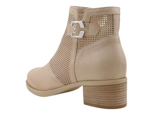 Stivaletto NeroGiardini E409710D: eleganza e comfort in ogni passo!<br />Pelle traforata, accessorio logato, zip laterale, plantare estraibile DryGo e tacco di 4 cm.