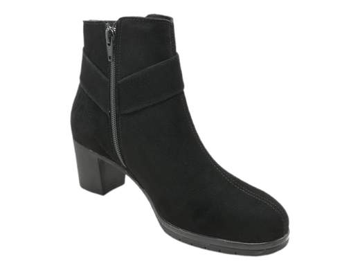 Scopri i Tronchetti Donna Susimoda 84210/81 in camoscio con cinturino e accessorio metal, comodi ed eleganti con tacco a blocco di 5,5 cm. Acquista ora! <br /><br />I Tronchetti Donna Susimoda 84210/81, disponibili su Laporta Calzature, uniscono comfort e stile in un design raffinato e versatile. <br />Realizzati in camoscio invernale di qualità, questi tronchetti sono impreziositi da un elegante cinturino alla caviglia con un grazioso accessorio metal, che aggiunge un tocco di classe. <br />La pratica zip laterale consente una calzata rapida e senza sforzo, ideale per le giornate piene ma sempre all'insegna dell'eleganza. <br />Il sottopiede imbottito in pelle assicura un comfort duraturo, mentre la suola in gomma antiscivolo e il tacco a blocco di 5,5 cm offrono stabilità e un pizzico di altezza. <br />Perfetti per un outfit da ufficio o per una serata spensierata con gli amici. <br />Scegli raffinatezza e praticità: acquista ora su Laporta Calzature e rendi unico ogni passo!