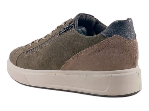 Sneakers in pelle scamosciata con zip laterale e suola ammortizzata. Comode per camminare a lungo, ideali per lavoro e uso quotidiano.<br /><br />Queste sneakers da uomo sono realizzate in pelle scamosciata color bosco/fango, una tonalità raffinata e versatile, perfetta per la stagione autunnale e invernale. La fodera interna in pelle assicura traspirabilità e comfort costante durante tutta la giornata.<br /><br />La calzata è comoda e stabile, grazie alla soletta estraibile in pelle imbottita, ideale anche per chi utilizza plantari personalizzati. La doppia chiusura con lacci a 7 fori e zip laterale permette una regolazione precisa del piede e una calzata rapida, pratica e sicura.<br /><br />Il fondo platform in poliuretano alto 3,5 cm è leggero, flessibile e ammortizzante: accompagna il passo in modo naturale e rende queste sneakers perfette per lunghe camminate, spostamenti urbani e utilizzo prolungato, anche in ufficio.<br /><br />Una sneaker pensata per chi cerca comfort reale, praticità quotidiana e stile sobrio, senza rinunciare alla qualità artigianale italiana.<br /><br />Sceglile ora per affrontare ogni giornata con comfort, praticità e uno stile sempre curato.