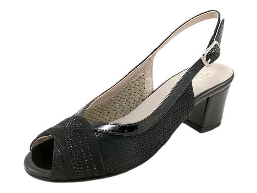 Sandali slingback CINZIA Soft MM295592 in camoscio lucido e vernice con strass, tacco a blocco 5 cm e suola antiscivolo. Eleganza e comfort Made in Italy! <br /><br />Eleganti, comodi e con quel tocco di luce che fa la differenza! <br />I sandali slingback CINZIA Soft MM295592 mixano camoscio lucido, vernice e strass per un look raffinato e versatile. <br />Il cinturino posteriore con fibbia assicura stabilità, mentre il sottopiede imbottito coccola ogni passo. <br />Il tacco a blocco da 5 cm è l’alleato perfetto per serate chic senza rinunciare al comfort. Suola antiscivolo per danzare in sicurezza ovunque. <br />Made in Italy, sinonimo di qualità e stile. Disponibili su Laporta Calzature… pronti a brillare con te!