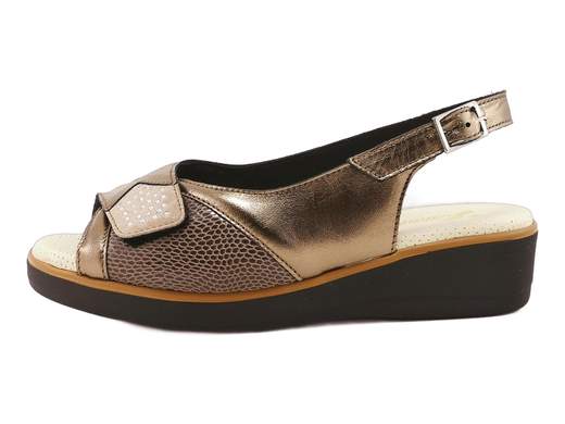 Sandali comfort SUSIMODA 2908/15 con tomaia stretch, chiusura regolabile e plantare PIUMA GEL. Perfetti per piedi sensibili. Made in Italy.<br /><br />I SUSIMODA 2908/15 sono pensati per chi mette il comfort al primo posto, senza rinunciare a un tocco curato. La tomaia è interamente regolabile a strappo, il che li rende ideali anche per piedi delicati, gonfi o con esigenze particolari.<br /><br />Il tessuto stretch accoglie con dolcezza eventuali irregolarità, donando una calzata morbida e priva di costrizioni. Un discreto accessorio con strass aggiunge un dettaglio luminoso senza eccessi, mantenendo uno stile sobrio ma elegante.<br /><br />Il plantare PIUMA GEL in pelle imbottita regala una sensazione di morbidezza costante, mentre la zeppa leggera da 3,5 cm in poliuretano garantisce stabilità e passo sicuro per tutto il giorno. Ovviamente Made in Italy.<br /><br />Vuoi un sandalo che coccoli i tuoi piedi senza sembrare “ortopedico”? Questo modello è la risposta giusta.