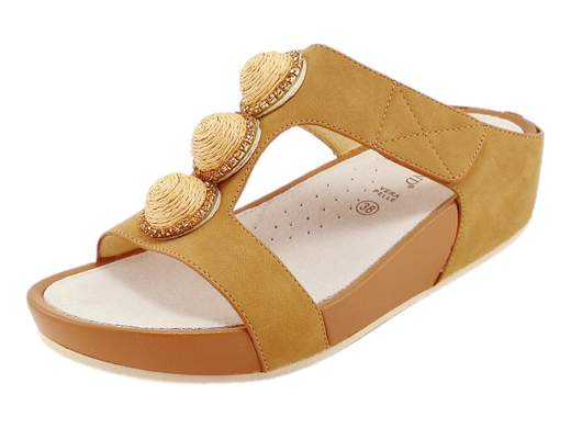 Ciabatta donna Grunland CI 0881 C9DIRA con zeppa 4 cm, fasce in ecopelle con strass e sottopiede in pelle imbottito. Comodità e stile insieme.<br /><br />La ciabatta donna Grunland CI 0881 C9DIRA è la scelta perfetta per chi ama unire praticità e dettagli glamour. La tomaia a due fasce in ecopelle è impreziosita da raffia e luminosi strass, così ogni passo diventa un piccolo tocco di eleganza.<br /><br />La fascia superiore è regolabile a strappo, per una calzata personalizzata e senza pensieri. Il sottopiede in pelle imbottito regala comfort immediato, mentre la zeppa di 4 cm, leggera e con suola antiscivolo, assicura stabilità e agilità in ogni situazione.<br /><br />Perfette per il tempo libero, le passeggiate o le vacanze, queste ciabatte Grunland ti accompagnano ovunque con comodità e un pizzico di brillantezza.<br /><br />Non aspettare: indossale e porta luce e comfort alle tue giornate!