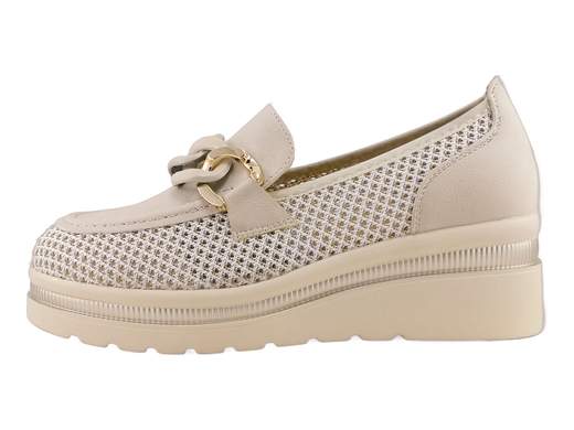 Mocassino da donna con tessuto traforato traspirante, dettaglio gioiello e zeppa in gomma light di 5,5 cm per unire eleganza e comfort assoluto.