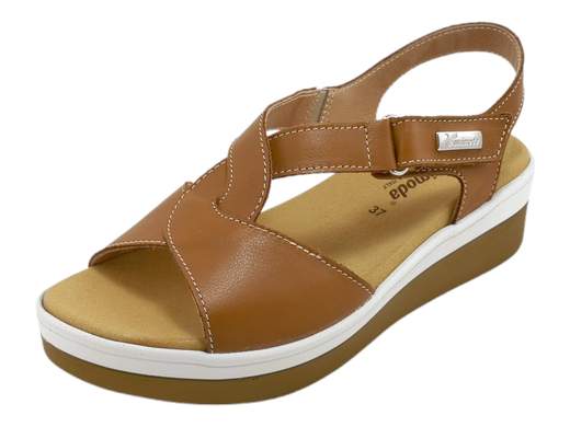 Scopri i Sandali Donna Susimoda 20120/34 in morbida pelle, con sottopiede memory foam e zeppa leggera, su Laporta Calzature. Acquista ora!<br /><br />I Sandali Donna Susimoda 20120/34, disponibili su Laporta Calzature, offrono comfort e stile per ogni occasione, sia in città che in vacanza. La tomaia in morbida pelle, completamente foderata in pelle, garantisce una calzata confortevole e duratura. <br />Il fondo zeppa di 4 cm in gomma leggera assicura stabilità e leggerezza, mentre il sottopiede memory foam BODY-pur si adatta all’anatomia del piede, favorendo un corretto reflusso venoso per una camminata confortevole tutto il giorno. <br />La pratica chiusura con cinturino posteriore e strappo laterale garantisce una calzata sicura e regolabile. <br />Aggiungi comfort e stile al tuo guardaroba estivo, acquista ora su Laporta Calzature!