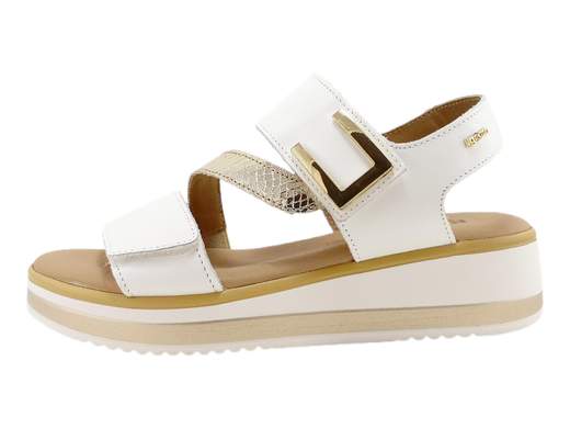 Sandali zeppa IGI&CO Patricia 7687622 con doppio strappo e zeppa da 4 cm. Leggeri, comodi, perfetti ogni giorno. Made in Italy.<br /><br />Chi ha detto che la comodità non può brillare? I sandali zeppa IGI&CO 7687622 Patricia mixano praticità e stile con un tocco dorato che non passa inosservato.<br /><br />Due fasce in pelle regolabili a strappo (ciao comfort personalizzato!) decorate da un accessorio raffinato con inserto dorato per un tocco glam, anche nei look più easy.<br /><br />Il sottopiede in pelle super imbottito è il tuo alleato contro la stanchezza, mentre la zeppa bicolore da 4 cm ti regala quel mini slancio che fa la differenza. E la suola in poliuretano antiscivolo? Leggerissima e sicura, ovunque tu vada.<br /><br />Perfetti per l’outfit giornaliero, la passeggiata in centro o la vacanza. Con loro, il comfort Made in Italy non ha rivali.