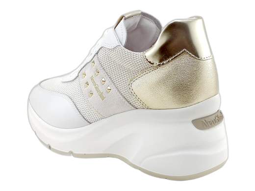 Sneakers NeroGiardini E512962D in pelle e rete laminata, con zeppa sportiva 6,5 cm e sottopiede DryGo estraibile. Comode, traspiranti e Made in Italy. <br /><br />Grinta e stile in un'unica scarpa! <br />Le sneakers NeroGiardini E512962D uniscono pelle e rete laminata per un look fresco e raffinato, con un tocco gold sul retro che fa la differenza. <br />La fodera in morbida pelle coccola il piede, mentre il sottopiede DryGo estraibile assicura igiene e comfort per tutto il giorno. <br />Il fondo zeppa da 6,5 cm regala slancio e carattere senza rinunciare alla praticità. Perfette per un look casual-chic o sporty-glam! <br />Scoprile su Laporta Calzature e porta il tuo stile al livello successivo!