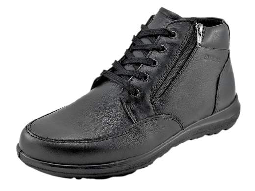 Stivaletti uomo in pelle nera leggeri e ammortizzati, ideali per inverno, ufficio e uso quotidiano prolungato. Comfort e praticità.<br /><br />Questi stivaletti da uomo sono pensati per chi cerca comfort quotidiano, praticità e stile urbano in un’unica calzatura. La tomaia è realizzata in morbida pelle nappa bottalata color nero, resistente e piacevole al tatto, ideale per affrontare la stagione invernale con eleganza sobria. La fodera in tessuto tecnico traspirante favorisce la corretta dispersione del calore, mantenendo il piede asciutto anche durante un utilizzo prolungato.<br /><br />La calzata risulta davvero comoda e confortevole grazie alla soletta estraibile e traspirante in pelle memory foam, che assicura un’ottima ammortizzazione e supporto durante la camminata. La doppia chiusura con lacci e zip laterale consente una regolazione precisa del volume del piede e una calzata rapida e pratica, perfetta per la vita quotidiana.<br /><br />Il fondo platform in poliuretano da 3 cm garantisce leggerezza, flessibilità e un efficace assorbimento degli urti, rendendo questi stivaletti adatti a lunghe camminate, giornate di lavoro intense e temperature rigide. Un modello versatile, ideale per un utilizzo pratico, casual e raffinato, perfetto anche per l’ufficio grazie alla sua estrema leggerezza e al comfort prolungato.<br /><br />Una scelta affidabile per affrontare l’inverno con stile, comodità e qualità italiana.