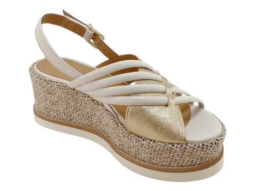 Sandali con zeppa Gianmarco Sorelli: pelle effetto foglia oro, comfort leggero e dettagli ricercati. Comodi, chic e Made in Italy.<br /><br />Hai detto zeppa con stile? Ecco i Gianmarco Sorelli 3027/JIL/XLG, quei sandali che metti una volta e non togli più — a meno che tu non voglia rovinare l’effetto “diva rilassata”.<br /><br />Le fasce incrociate in pelle bicolore color off white e oro, con effetto foglia dorata, sono pura luce ai piedi. Un tocco glam che non passa inosservato, ma senza esagerare (la sobrietà di chi sa brillare senza urlare). Il cinturino slingback regolabile garantisce stabilità anche quando corri… verso l’ultima fetta di torta al brunch.<br /><br />Comfort? Check. Il sottopiede in pelle imbottito coccola il piede, mentre la zeppa da 6,5 cm è fasciata in tessuto effetto juta melange – per dare quell’aria naturale, boho, ma super curata. E la suola Extralight in gomma fa il resto: morbida, leggera, quasi dimentichi di averli ai piedi.<br /><br />Perfetti come sandali con zeppa eleganti, ideali per look estivi raffinati, eventi informali o semplicemente per sentirsi splendide… anche solo andando a fare la spesa.<br />*Made in Italy*, ovviamente. Perché il vero stile parte da sotto.
