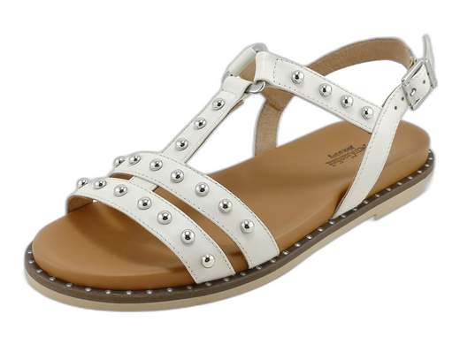 Sandali bassi NeroGiardini con borchie glam e fussbett imbottito. Sportivi, grintosi e comodissimi. Stile Made in Italy ai tuoi piedi!<br /><br />Se cerchi sandali bassi da donna che siano comodi ma con grinta da vendere, i *NeroGiardini E513480D* sono la risposta fashion ai tuoi desideri (e ai tuoi piedi stanchi).<br /><br />Dallo stile sportivo con una bella inclinazione glam, questi sandali “a ragnetto” in vera pelle non passano certo inosservati grazie alle borchie in acciaio lucido—piccole, ma toste, come te.<br /><br />Il cinturino alla caviglia con fibbia regolabile assicura una calzata perfetta, mentre il fussbett in pelle (aka sottopiede) è così imbottito e sagomato che potresti scordarti di averli indosso. Il fondo piatto in gomma antiscivolo è flessibile e sicuro, anche nelle giornate più agitate.<br /><br />Ideali per chi ama camminare tanto senza rinunciare allo stile, per look casual con quel tocco di rock, o per outfit estivi da urlo.<br />Sono versatili, comodi, stilosi—e, ovviamente, artigianali e Made in Italy.