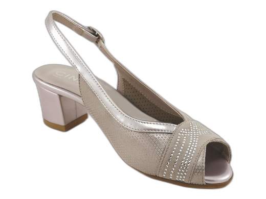 Sandali slingback CINZIA Soft MM295592 in camoscio lucido e vernice con strass, tacco a blocco 5 cm e suola antiscivolo. Eleganza e comfort Made in Italy! <br /><br />Eleganti, comodi e con quel tocco di luce che fa la differenza! <br />I sandali slingback CINZIA Soft MM295592 mixano camoscio lucido, vernice e strass per un look raffinato e versatile. <br />Il cinturino posteriore con fibbia assicura stabilità, mentre il sottopiede imbottito coccola ogni passo. <br />Il tacco a blocco da 5 cm è l’alleato perfetto per serate chic senza rinunciare al comfort. Suola antiscivolo per danzare in sicurezza ovunque. <br />Made in Italy, sinonimo di qualità e stile. Disponibili su Laporta Calzature… pronti a brillare con te!