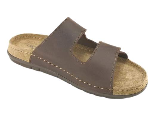 Ciabatte uomo Grunland in pelle con doppio strappo e sottopiede RE-SOFT. Comodità top per l’estate!<br /><br />Le Grunland CI 2629 59SIRU sono quelle ciabatte che, una volta provate, non le togli più neanche per andare a dormire (ok, quasi).<br /><br />Due fasce in pelle regolabili a strappo ti danno libertà totale di calzata: larghe, strette, e via. Dentro, tutto è foderato in pelle, per un tocco extra di qualità.<br /><br />Il segreto del comfort? Il sottopiede RE-SOFT in pelle scamosciata: imbottito, accogliente e praticamente una spa per i tuoi piedi. E con la suola in poliuretano leggera e flessibile, ogni passo è un piacere.<br /><br />Ideali per l’estate, per il tempo libero o anche per “sbragare” con stile. Must-have vero, parola di piede soddisfatto.