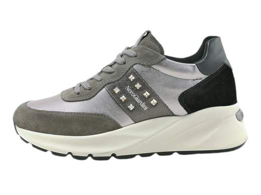 Scopri le Sneakers Donna NeroGiardini I411521D in camoscio e pelle laminata con borchie, comode e chic. Acquista ora su Laporta Calzature!<br /><br />Le Sneakers Donna NeroGiardini I411521D, disponibili su Laporta Calzature, portano il tuo look quotidiano a un nuovo livello di eleganza sportiva. <br />Realizzate in camoscio e pelle laminata, sono arricchite da borchie in acciaio sul lato esterno, per un tocco grintoso che non passa inosservato. <br />La fodera in pelle morbida e il sottopiede estraibile DryGo assorbono l’umidità, mantenendo i tuoi piedi freschi anche nelle giornate più dinamiche. <br />Con un fondo ginnico in gomma alto 5 cm, queste sneakers aggiungono un po' di slancio senza sacrificare la comodità. Perfette per passare da un look casual a uno più raffinato, con il massimo comfort. <br />Non lasciartele sfuggire: metti ai piedi stile e comodità, acquista ora su Laporta Calzature!