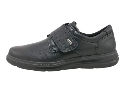 Eleva il tuo stile con il mocassino da uomo ENVAL Soft 4704700 Belfast. Realizzato in pregiata e morbida pelle nappa nera, questo mocassino offre una calzata ampia e una regolazione comoda a strappo. Il plantare estraibile Memory Foam in pelle assicura un comfort personalizzato per tutta la giornata. La suola in gomma leggera, antiscivolo e resistente, garantisce una passeggiata sicura e senza sforzo. Scegli l'eccellenza Made in Italy per un tocco di classe in ogni passo.