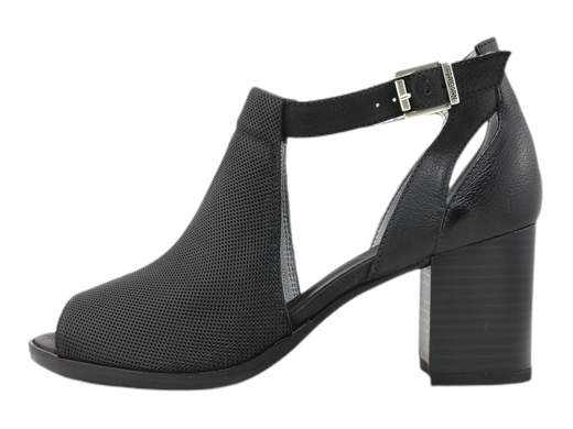 Tronchetto NeroGiardini E409760D: eleganza a tutta altezza!<br />Pelle micro forata, fodera interna, fibbia, sottopiede imbottito e tacco di 7 cm. Acquista subito!