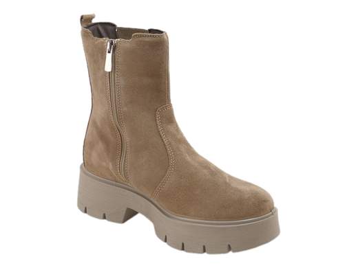 Stivaletti Chelsea IGI&CO donna in pelle scamosciata. Comodi, versatili e con fondo carrarmato, perfetti per lavoro e serate. Scopri il Made in Italy! <br /><br />Se cerchi uno stivaletto che unisca praticità e stile, gli stivaletti Chelsea IGI&CO 6665711 Stefy sono la risposta! <br />Realizzati in pelle scamosciata color fango, combinano l'eleganza casual alla grinta del fondo carrarmato leggero e robusto. <br />La zip interna e l’elastico laterale garantiscono una calzata facile e veloce, mentre il tacco da 5 cm aggiunge il giusto slancio. <br />Dal lavoro alle uscite con gli amici, sono perfetti per ogni occasione. <br />Made in Italy, perché i tuoi piedi meritano qualità e stile. Non aspettare: dai il via al tuo prossimo outfit con un clic!
