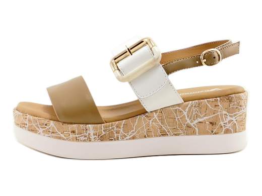 Sandali zeppa Susimoda 2465/25 con fascia regolabile e sottopiede PIUMA Gel. Comodi, leggeri e perfetti per ogni giornata. Scoprili subito!<br /><br />Cerchi dei sandali che dicano “comodità” già dal primo passo? I Susimoda 2465/25 ti capiscono al volo: due fasce in pelle, una regolabile con strappo e maxi fibbia decorativa (giusto per darsi un tono), per un’estate senza compromessi.<br /><br />Il vero protagonista? Il sottopiede in pelle PIUMA Gel, ultra imbottito e pensato per coccolare i piedi anche nelle giornate più lunghe. Camminare non è mai stato così piacevole.<br /><br />La zeppa bicolore da 5,5 cm è leggera e stabile, con un battistrada antiscivolo che ti fa sentire sicura in ogni passo, dal marciapiede alla passeggiata sul lungomare.<br /><br />Ideali per outfit giornalieri, momenti di relax o gite fuori porta. Insomma, quando la comodità è d’obbligo, loro sono la risposta.<br /><br />Lavorazione artigianale Made in Italy.<br />Provali ora: i tuoi piedi non vorranno più altro!