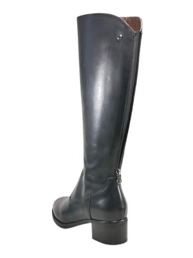 Stivali donna NeroGiardini in pelle con zip posteriore ed elastico al gambale. Tacco 4 cm e comfort DryGo. Eleganza e praticità su Laporta Calzature! <br /><br />Gli stivali NeroGiardini I117561D sono il perfetto mix di eleganza e funzionalità per affrontare l'inverno con stile. <br />Realizzati con tomaia e fodera in pelle di alta qualità, offrono un comfort imbattibile grazie al sottopiede imbottito estraibile DryGo, che assicura igiene e traspirabilità. <br />Il tacco a blocco da 4 cm dona un tocco raffinato senza rinunciare alla comodità, mentre l’inserto elastico lungo tutto il gambale posteriore, regolabile con zip, garantisce una calzata ottimale e pratica. <br />Ideali per un outfit elegante anche nelle giornate più fredde. Scoprili ora su Laporta Calzature e coccola i tuoi piedi con il Made in Italy!