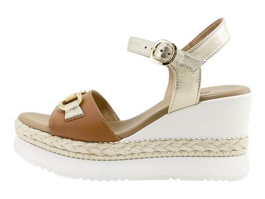 Sandali con zeppa NeroGiardini, bicolore in pelle, accessorio glam e comfort stellare. Eleganza artigianale Made in Italy.<br /><br />Cerchi dei sandali con zeppa alti che siano comodi, stilosi e pronti a seguirti ovunque (anche in quella riunione che non finisce mai)? I *NeroGiardini E513552D* ti aspettano a piè fermo.<br /><br />La tomaia bicolore in pelle, raffinata e grintosa, è impreziosita da un accessorio metallico chic sulla fascia, mentre il cinturino alla caviglia regolabile con fibbia assicura una calzata precisa, tipo abbraccio (ma fashion).<br /><br />Il sottopiede in pelle super imbottito è pensato per chi ama i tacchi ma non i dolori, e la zeppa di 8 cm in gomma con inserto in rafia e mini borchie aggiunge quel tocco di stile che grida "estate italiana" da ogni angolazione.<br /><br />Perfetti come sandali estivi da donna eleganti, ma anche ideali per look casual chic, questi gioielli artigianali *Made in Italy* sono la combo perfetta tra comfort, design e personalità. Chi ha detto che la comodità non può brillare?