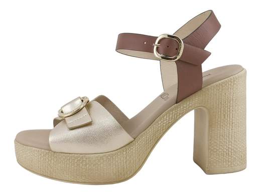 Sandalo donna NeroGiardini in pelle con tacco largo 9cm, plateau 3cm e accessorio dorato, disponibile nelle varianti miele/cuoio e bianco/cipria con sottopiede memory.