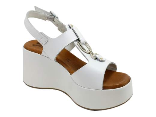 Scopri l'eleganza del sandalo zeppa da donna Susimoda 22330/38. Realizzato in pelle di alta qualità, presenta due fasce adornate da dettagli metallici. Il sottopiede imbottito Piuma Gel garantisce comfort ottimale, mentre la zeppa da 7,5 cm unisce stile e comodità. Un capolavoro Made in Italy che incarna l'artigianalità di alta classe. Entra in un mondo di eleganza e benessere con questo sandalo.