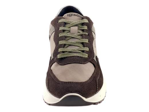 Sneakers uomo in pelle bicolore, leggere e ammortizzate, ideali per camminare a lungo con comfort e stile casual raffinato.<br /><br />Queste sneakers da uomo sono pensate per chi cerca comfort prolungato, leggerezza e uno stile casual curato, perfetto per l’uso quotidiano. La tomaia è realizzata in pelle bicolore scamosciata color caffè abbinata a nabuk tortora, una combinazione elegante e moderna che si adatta facilmente a diversi outfit urbani e informali.<br /><br />La calzata risulta comoda e confortevole fin dal primo utilizzo, grazie alla soletta estraibile in pelle memory foam, che assicura ammortizzazione, sostegno e una sensazione di benessere costante anche dopo molte ore. La chiusura con lacci a 6 fori permette una regolazione precisa e stabile, adattandosi a diverse forme del piede.<br /><br />Il vero punto di forza è il fondo running in poliuretano alto 4 cm, progettato per offrire leggerezza, flessibilità e un’elevata capacità ammortizzante. La forma sportiva del fondo favorisce una naturale proiezione del peso in avanti, rendendo queste sneakers particolarmente adatte a lunghe camminate, spostamenti urbani e utilizzo prolungato durante la giornata.<br /><br />Versatili, pratiche e confortevoli, sono ideali per un uso casual quotidiano, dal lavoro informale al tempo libero, senza rinunciare alla qualità e alla cura dei dettagli.<br />Sceglile ora se cerchi una sneaker affidabile, comoda e pronta a seguirti tutto il giorno.<br />Made in Italy.